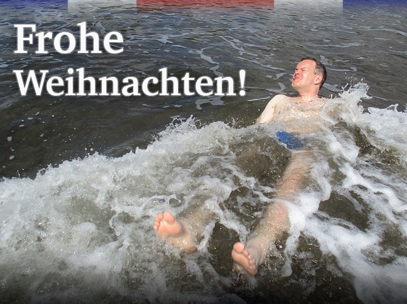Steffen badet im Meer, Neben der Aufschrift Frohes Weihnachten!