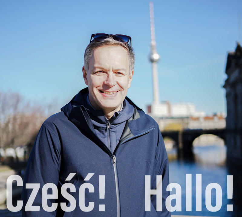 Steffen Möller, w tle berlińska wieża telewizyjna, poniżej tekst: Cześć! Hallo!