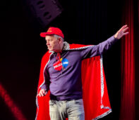 Steffen w pelerynie i bejsbolówce