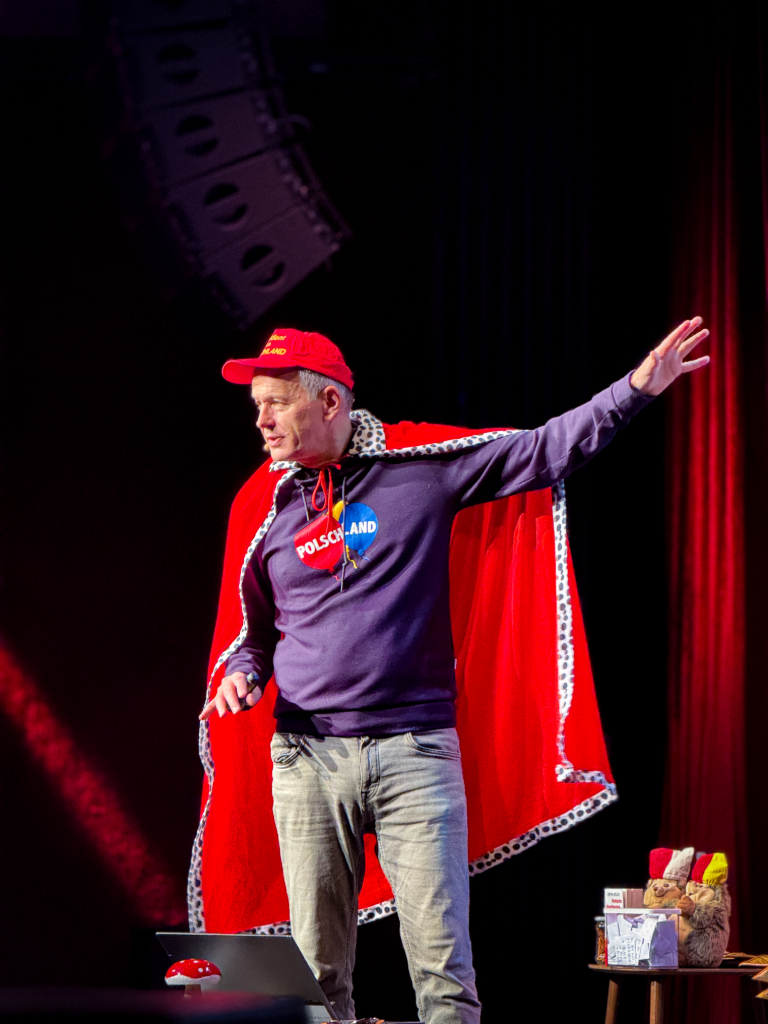 Steffen w pelerynie i bejsbolówce